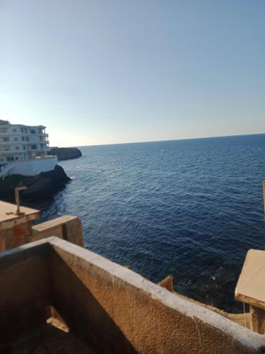 uma vista para o oceano a partir de uma varanda em Maison pied dans l'eau -Bainem Alger em Baïnem Falaise