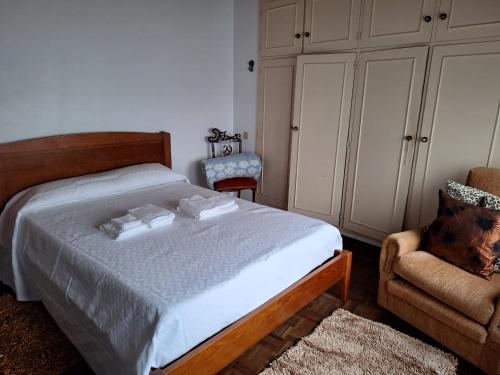 Tempat tidur dalam kamar di Casa das Floreiras - City Center Apartment