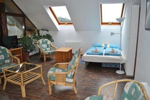 Habitación con cama, sillas y mesa. en Tourist Farm Kladje, en Ljubno