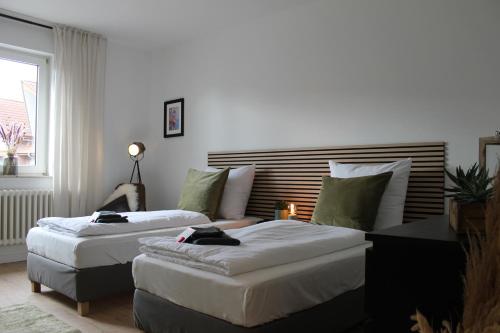 een slaapkamer met 2 bedden en een bank bij Apartment mit 2 Betten in Flughafennähe in Paderborn