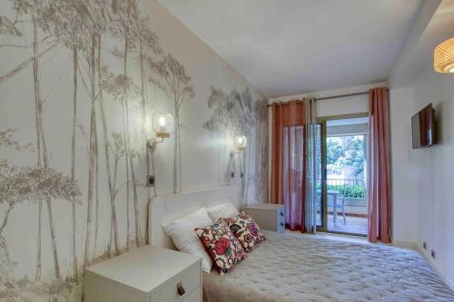 1 dormitorio con cama y ventana en Appartement piscine tennis accès privé plage Joïa en Sanary-sur-Mer