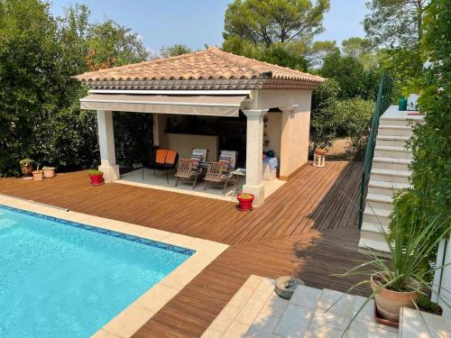 une maison avec une terrasse et une piscine dans l'établissement Panoramix, à Villevieille