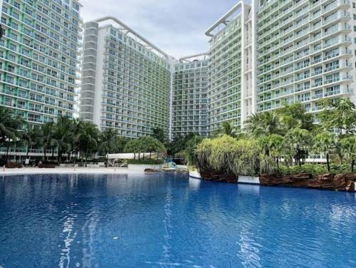 ein großer Pool vor zwei großen Gebäuden in der Unterkunft Azure Urban Resort Condo Parañaque near NAIA Airport Free Highspeed WIFI and Netflix in Manila