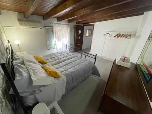 Un dormitorio con una cama grande con almohadas amarillas. en La Zisa Holiday en Palermo