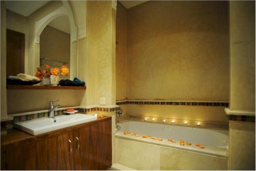 La salle de bains est pourvue d'une baignoire et d'un lavabo. dans l'établissement Villa de standing à Marrakech Complexe résidentiel Apple Garden, à Marrakech