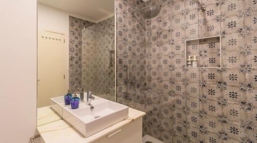 La salle de bains est pourvue d'un lavabo et d'une douche. dans l'établissement Charming Bessa Apartment by Unique Hosts, à Porto