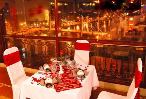 mesa de comedor con vistas a la ciudad en Ca Ty Hotel, en Phan Thiet