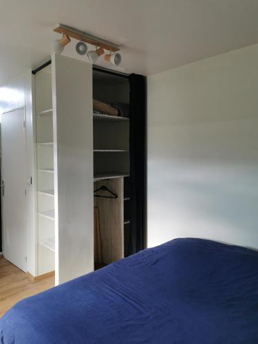 - une chambre avec un lit et un placard dans l'établissement Chopin, à Les Haies