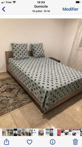 une photo d'un lit dans une chambre dans l'établissement Villa avec piscine climatisation et parking, à Saint-Jean-de-Védas