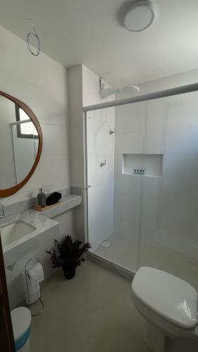 ein Bad mit einer Dusche, einem WC und einem Waschbecken in der Unterkunft Apto JP 301 para 2 pessoas in Vitória