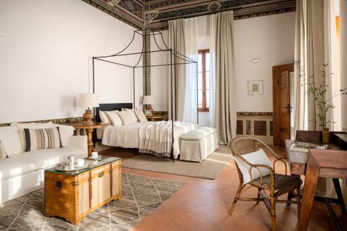 a large living room with a bed and a table at Precise Tale Poggio Alla Sala in Montepulciano