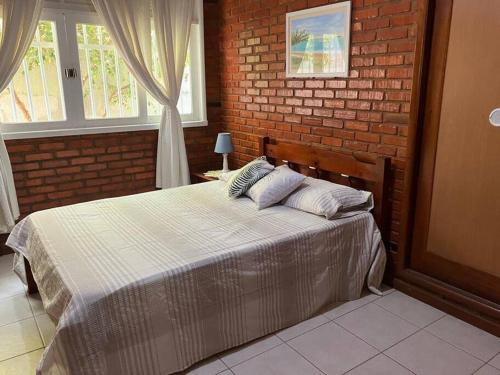 Postel nebo postele na pokoji v ubytování Casa Bosque da Praia 5 quartos, bilhar e ar split.