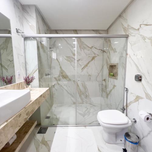 a bathroom with a shower and a toilet at Pousada Piri Paim in Pirenópolis