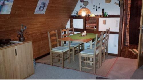 eine Küche mit Tisch und Stühlen in einem Zimmer in der Unterkunft Ferienhaus Susanne in Nagel