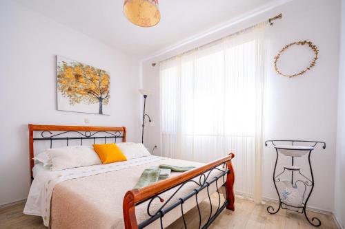 Schlafzimmer mit einem Bett und einem Fenster in der Unterkunft Villa Maha - Pool and Jacuzzi, included Breakfast in Korčula