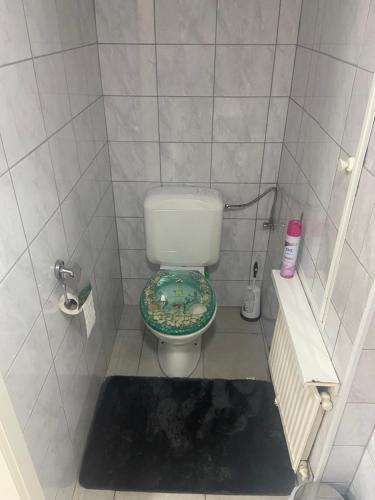 ローザンヌにあるLe Samiの小さなバスルーム(シャワー内トイレ付)