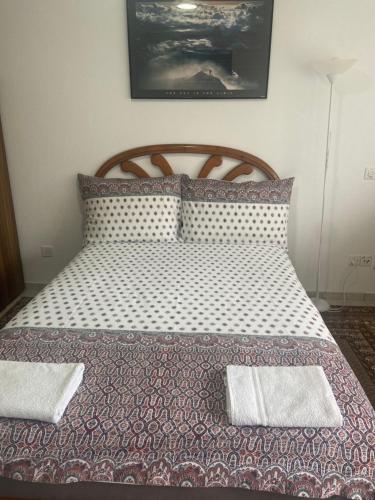 1 dormitorio con 1 cama con 2 almohadas en Le Sami, en Lausana