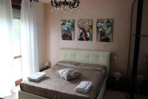 ein Schlafzimmer mit einem Bett mit zwei Handtüchern darauf in der Unterkunft Appartamento e giardino Perugia in Deruta