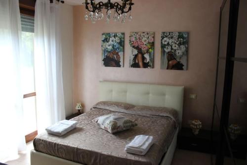 a bedroom with a bed with two towels on it at Appartamento e giardino Perugia in Deruta
