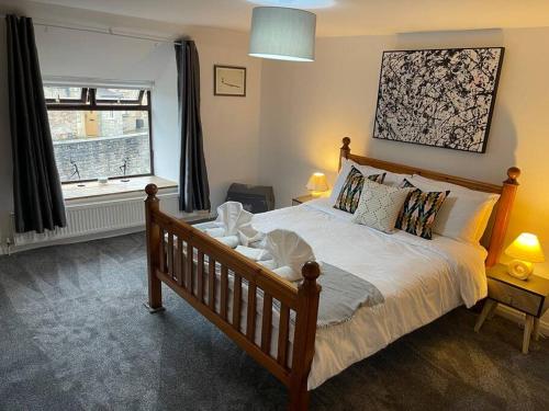 Un dormitorio con una cama grande y una ventana en Stunning Cottage with Log Burner en Frosterley