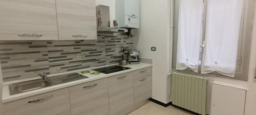 une cuisine avec un évier et un plan de travail dans l'établissement CASA MARE, à Gênes