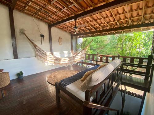 傑里科科拉的住宿－Casa Amiga Jeri，客房中间设有吊床