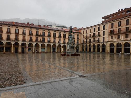 a courtyard with a statue in the middle of a building at Pension Urola in Zumárraga