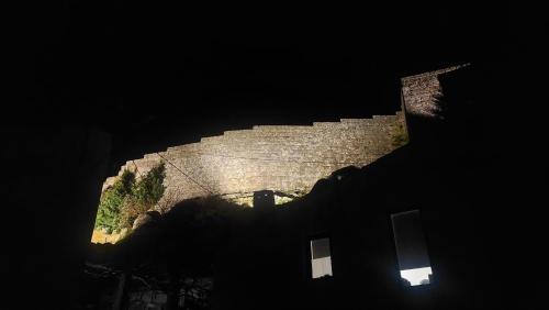 vista su un castello di notte di Casa da Capela a Celorico da Beira