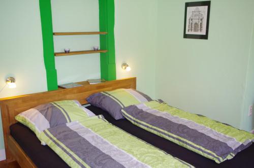 ネッカーゲミュントにあるFerien-Wohnung am Menzer-Parkのベッドルーム1室(隣り合わせのベッド2台付)