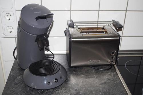 a toaster on a counter next to a toaster at Ferien-Wohnung am Menzer-Park in Neckargemünd