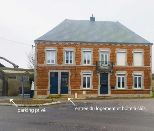 un bâtiment en brique avec les mots « appartement à huile » déplacé des deux côtés dans l'établissement Appartement Royale, à Rocroi