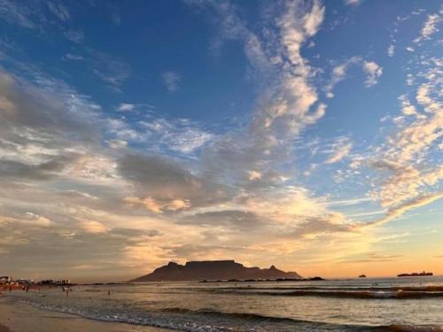 Afbeelding uit fotogalerij van Studio 4 with Pool Access & No Loadshedding in Kaapstad