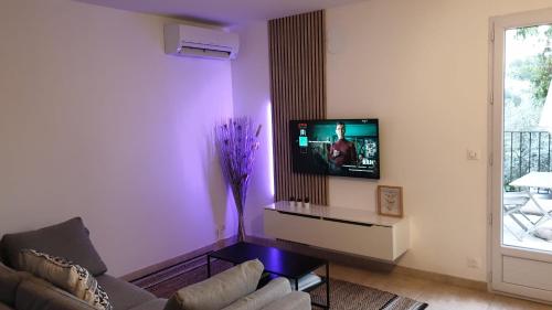 A television and/or entertainment centre at Une maison en Provence