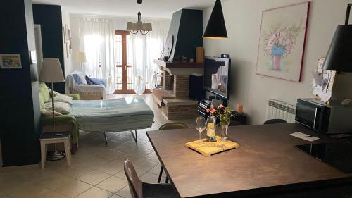 salon ze stołem i kanapą w obiekcie The Wild Levander (Appartment in Mansion) w mieście Cecchina