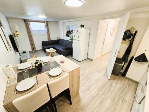 cocina y sala de estar con mesa y sillas en Appartement T2 confortable en Pierrelaye