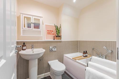 Koupelna v ubytování Stylish & Spacious 3bed Home with Fast Wifi & Private Parking