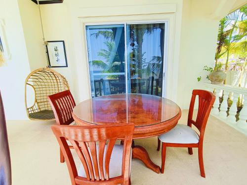 uma sala de jantar com uma mesa e cadeiras e uma janela em Negros Haven Seaside Resort em Jayugan