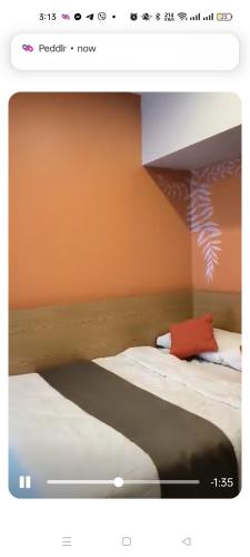 een screenshot van een slaapkamer met een bed bij HORIZONS 101 TOWER 2 (30-S) in Cebu City