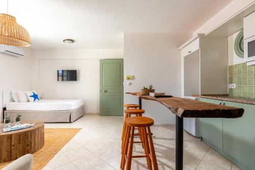 cocina y sala de estar con cama de fondo en Cumbalıca Beach Hotel, en Cesme