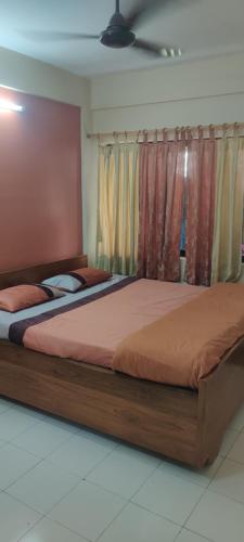 ein Schlafzimmer mit einem großen Bett in einem Zimmer in der Unterkunft Arpan Home Stay in kolkata