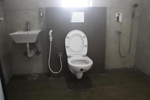 ein Bad mit einem WC und einem Waschbecken in der Unterkunft Maa Ghara Gokul Bhawan in Bhubaneshwar