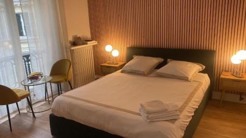 een slaapkamer met een bed met twee handdoeken erop bij Studio opéra paris in Parijs