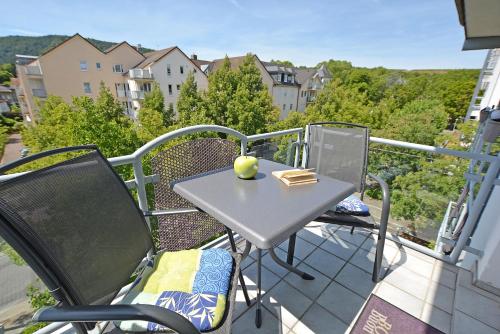 una mesa con una manzana en el balcón en Modernes 1-Zimmer-Appartement im Kurgebiet von Bad Kreuznach, en Bad Kreuznach