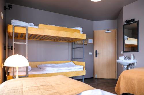 Postel nebo postele na pokoji v ubytování Akureyri Hostel