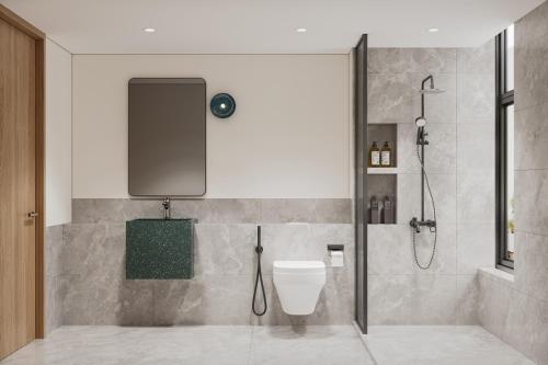 La salle de bains est pourvue d'une douche et de toilettes. dans l'établissement Alma House, à Singapour