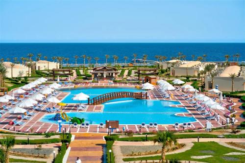 Blick auf den Pool im Resort in der Unterkunft Amarina Queen Resort Marsa Alam in Marsa Alam City