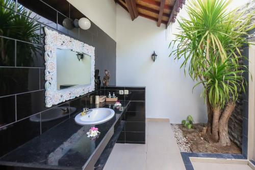 a bathroom with a sink and a mirror at Cozy Bungalows in Gili Trawangan