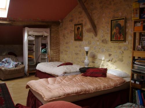 une chambre avec deux lits et un canapé dans l'établissement Bellevue de La Rive Gauche, à Pessac-sur-Dordogne