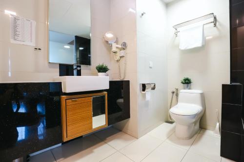 y baño con lavabo y aseo. en Kl Sentral 2bedroom Muji Family Suite #Netflix 8pax, en Kuala Lumpur