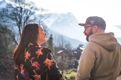 un homme et une femme se tenant côte à côte dans l'établissement Bio Ferienwohnungen im Lieblingsort 1868, à Garmisch-Partenkirchen